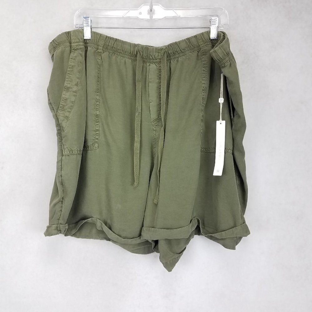 Caslon Plus 3X Lightweight Summer Pull-on Cuffed Shorts Green Side pockets